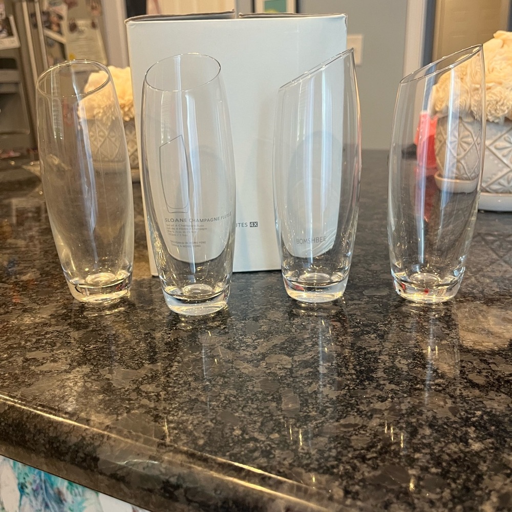 Set of Clear Glass Champagne Flutes